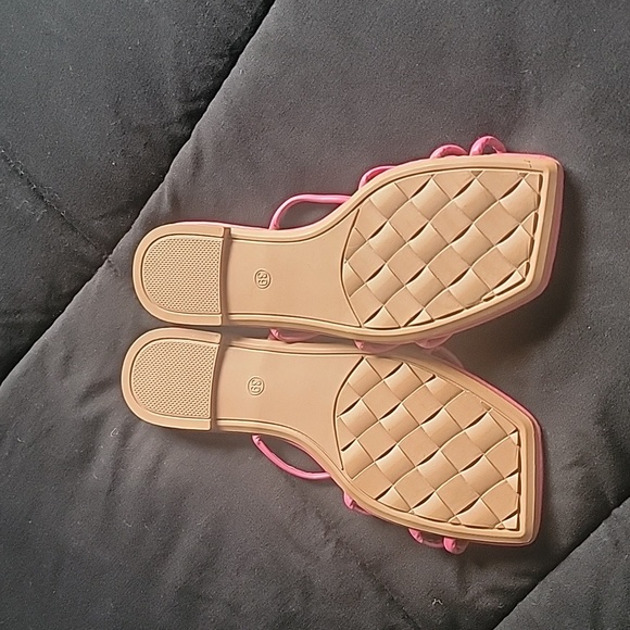 Bright pink sandals - Picture 2 of 2